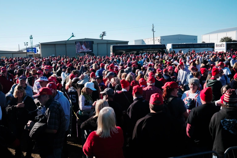 La gente comienza a llegar para el mitin del presidente Donald Trump en apoyo del senador David Perdue y la senadora Kelly Loeffler el 5 de diciembre de 2020.