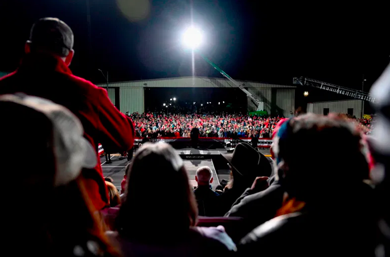 Los partidarios escuchan mientras el presidente Donald Trump habla en un mitin para apoyar a los candidatos republicanos al Senado en el Aeropuerto Regional de Valdosta en Valdosta, Georgia, el 5 de diciembre de 2020.