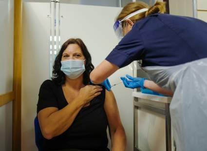 El pedido de Inglaterra a los pacientes con COVID-19: ¿La vacuna de Pfizer causa alergia?