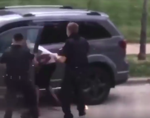 Una captura de pantalla del video del tiroteo de la policía de Kenosha contra Jacob Blake.