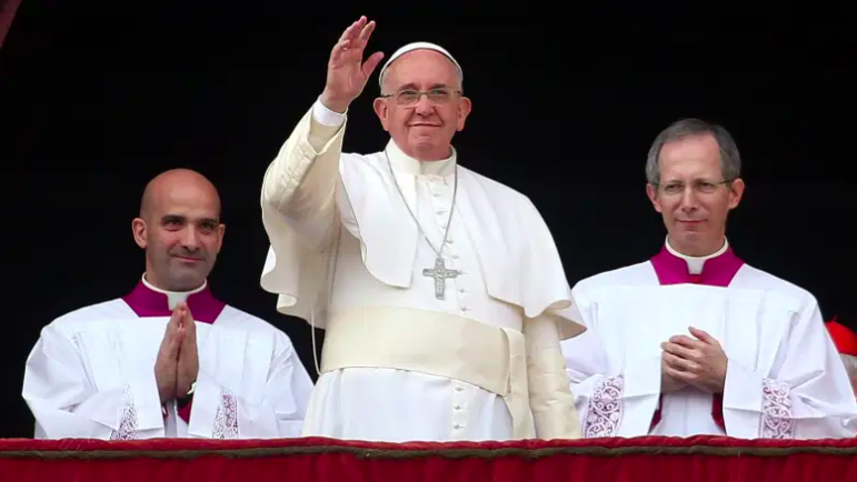 El Papa Francisco entrega su mensaje del día de Navidad desde el balcón central de la Basílica de San Pedro