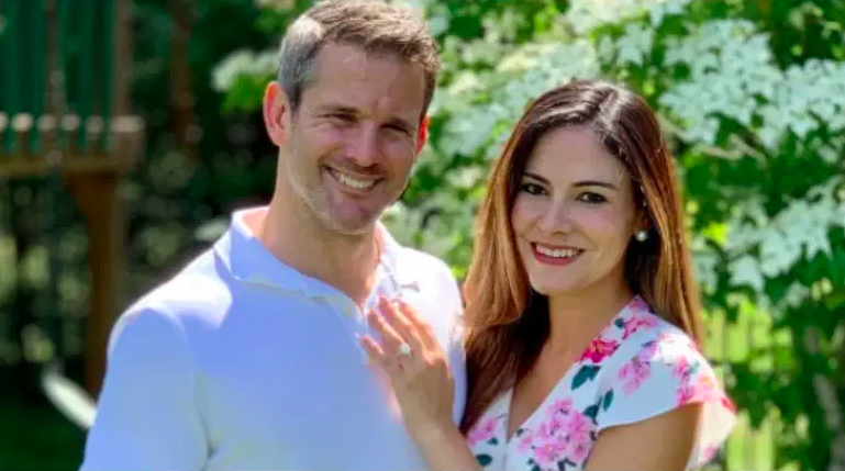 El representante Adam Kinzinger (R-IL) y su esposa Sofia Boza-Holman.