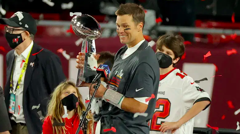 Tom Brady gana su séptimo Trofeo Lombardi.