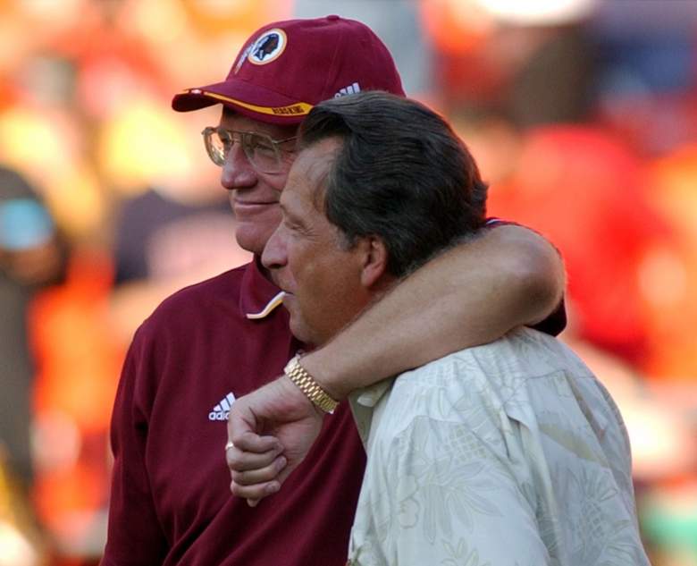 Marty Schottenheimer junto a Carl Peterson.