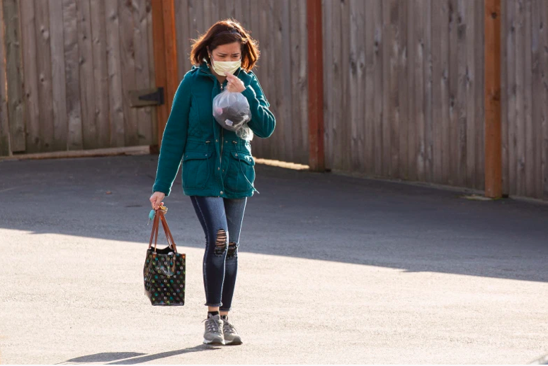 Una mujer abandona Life Care Center of Kirkland el 29 de febrero de 2020, en Kirkland, Washington.