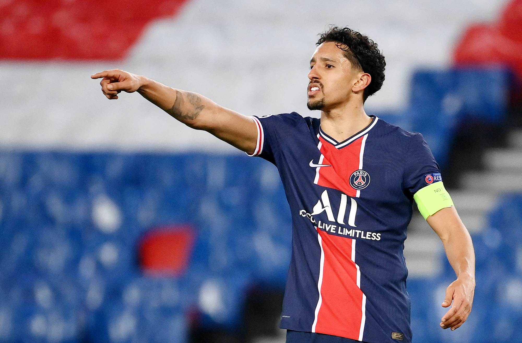 El defensor brasileño y capitán del Paris Saint-Germain, Marquinhos, hace gestos durante los octavos de final de la Liga de Campeones de la UEFA del partido de vuelta entre el Paris Saint-Germain (PSG) y el FC Barcelona en el estadio Parc des Princes de París, el 10 de marzo de 2021