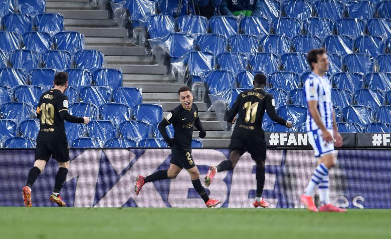 Sergino Dest del FC Barcelona celebra con Lionel Messi y Ousmane Dembele después de anotar el segundo gol de su lado durante el partido de La Liga Santander entre Real Sociedad y FC Barcelona en el Estadio Anoeta el 21 de marzo de 2021 en San Sebastián. España.