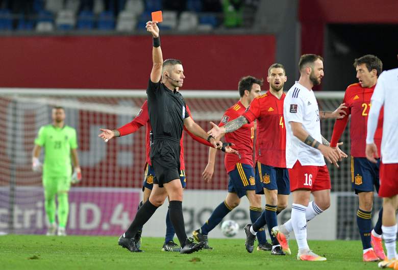 Árbitro del partido, Radu Marian Petrescu muestra una tarjeta roja a Levan Shengelia de Georgia durante el partido de clasificación de Qatar para la Copa Mundial de la FIFA 2022 entre Georgia y España