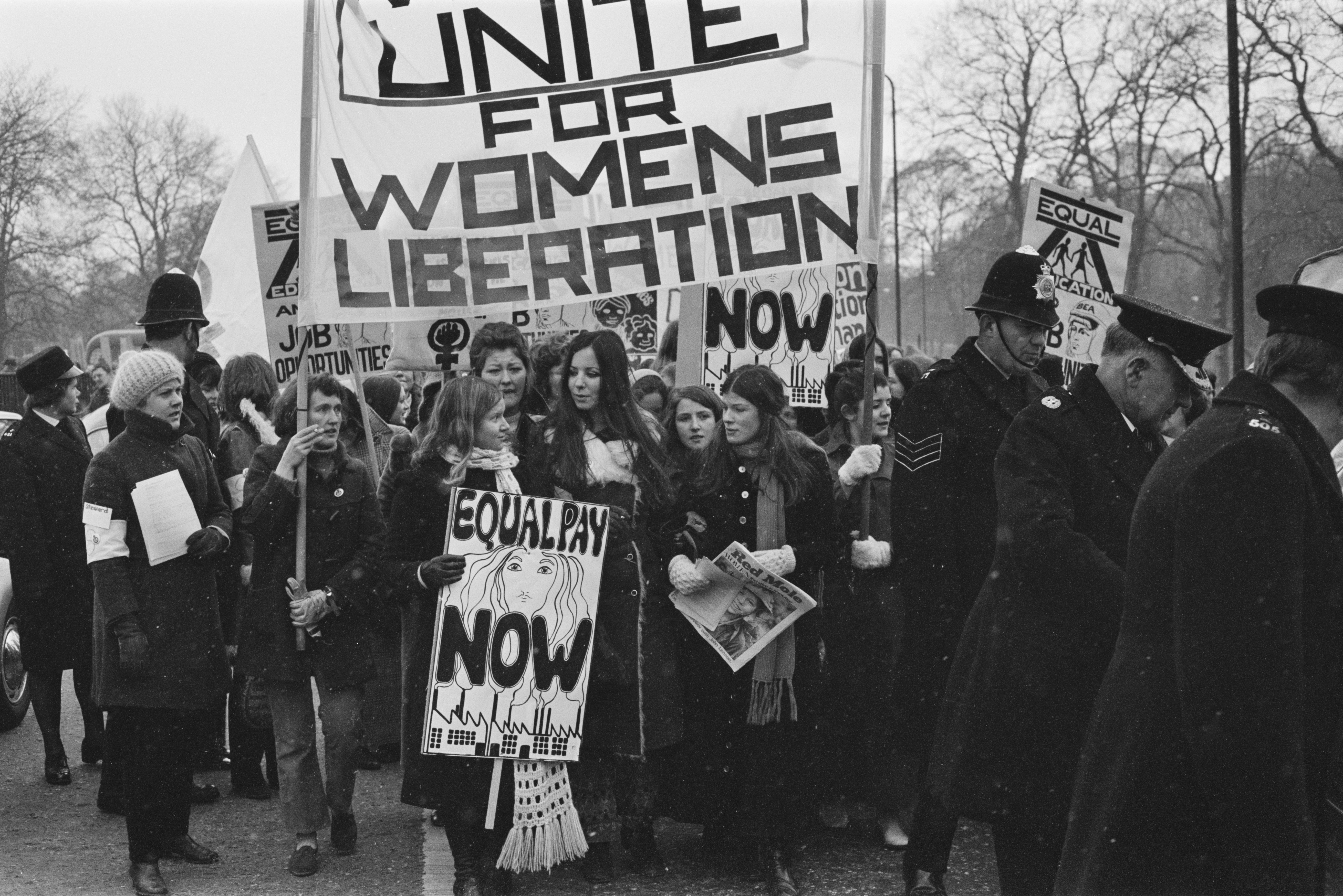 Miembros del Movimiento Nacional de Liberación de la Mujer, en una marcha por la igualdad de derechos desde el Speaker's Corner hasta el número 10 de Downing Street, para conmemorar el Día Internacional de la Mujer, Londres, 6 de marzo de 1971.