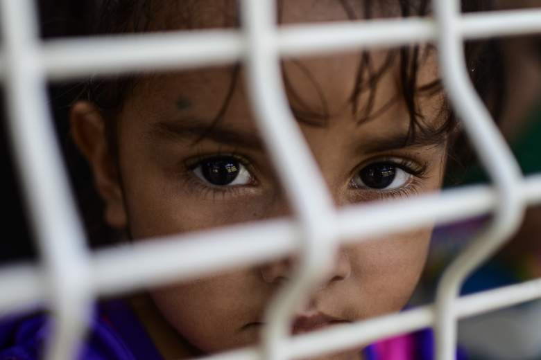 Una niña espera que le den asilo o una visa humanitaria en la oficina de inmigración en el puente internacional México-Guatemala en Ciudad Hidalgo, Estado de Chiapas, México, el 6 de junio de 2019.