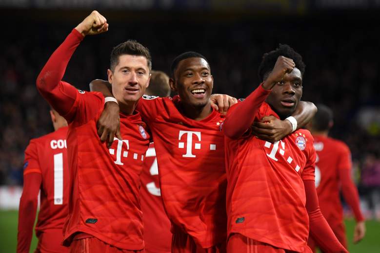 Robert Lewandowski del Bayern Munich celebra con David Alaba y Alphonso Davies después de marcar el tercer gol de su equipo durante la ronda de la Liga de Campeones de la UEFA