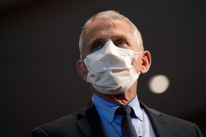 El Dr. Anthony Fauci, director del Instituto Nacional de Alergias y Enfermedades Infecciosas, habla con el Secretario de Salud y Servicios Humanos Alex Azar antes de recibir su primera dosis de la vacuna COVID-19 en los Institutos Nacionales de Salud en 22 de diciembre de 2020 en Bethesda, Maryland.