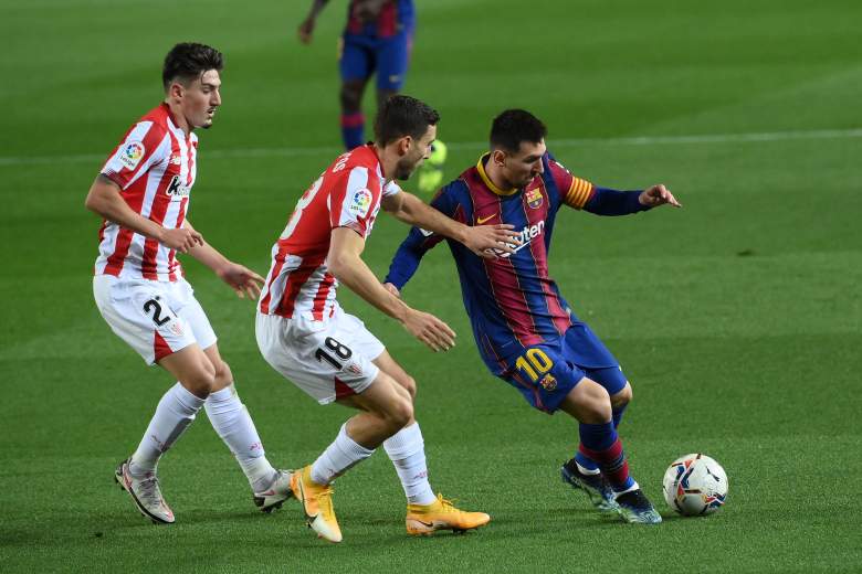 El centrocampista español del Athletic de Bilbao Unai Vencedor y el defensa español del Athletic de Bilbao Oscar De Marcos desafían al delantero argentino del Barcelona Lionel Messi durante el partido de fútbol de la liga española FC Barcelona contra el Athletic Club de Bilbao en el estadio Camp Nou de Barcelona el 31 de enero de 2021