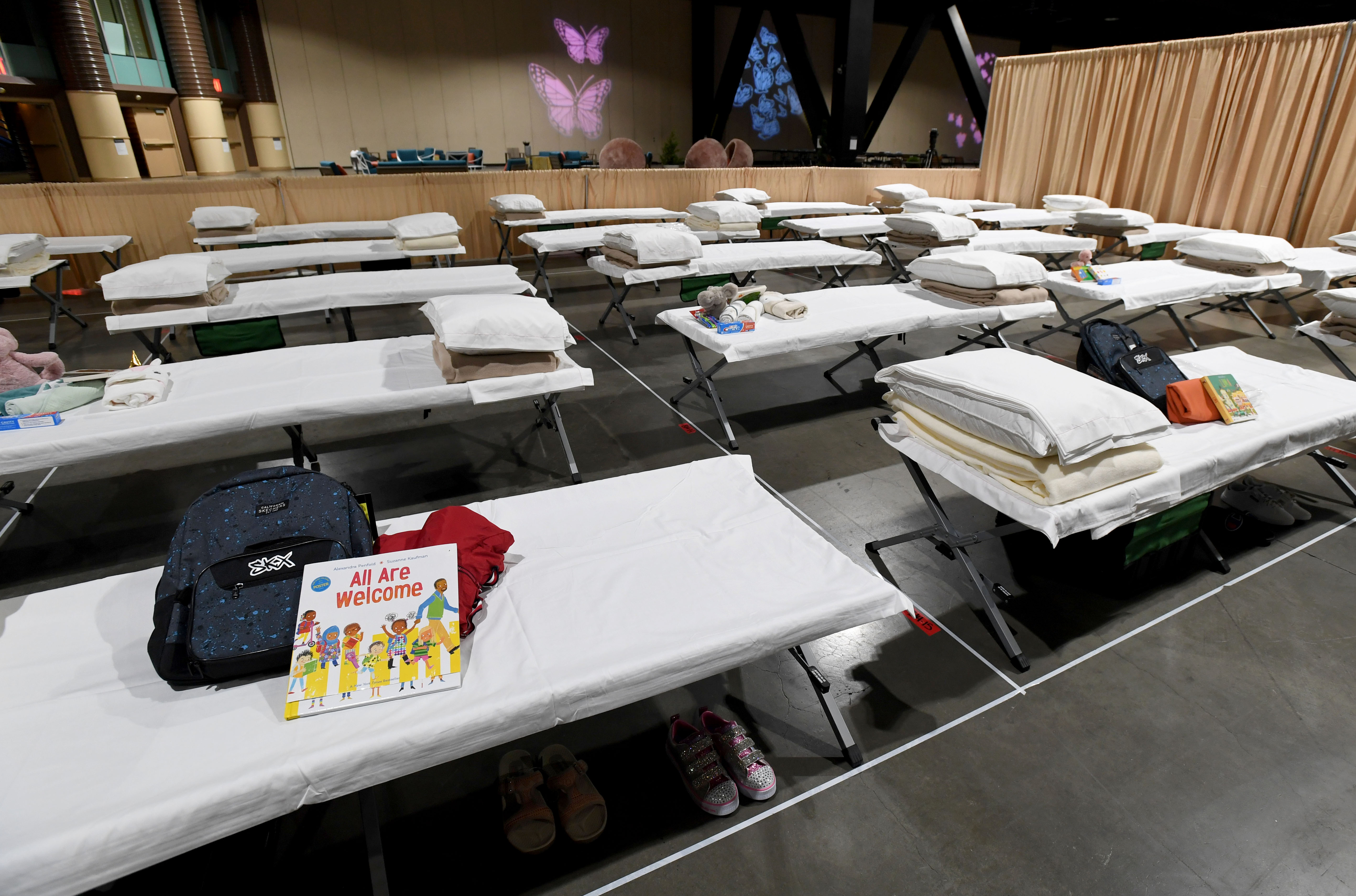 Los dormitorios instalados dentro del Salón de Exhibición B para niños migrantes se muestran durante un recorrido por el Centro de Convenciones de Long Beach el 22 de abril de 2021 en Long Beach, California.