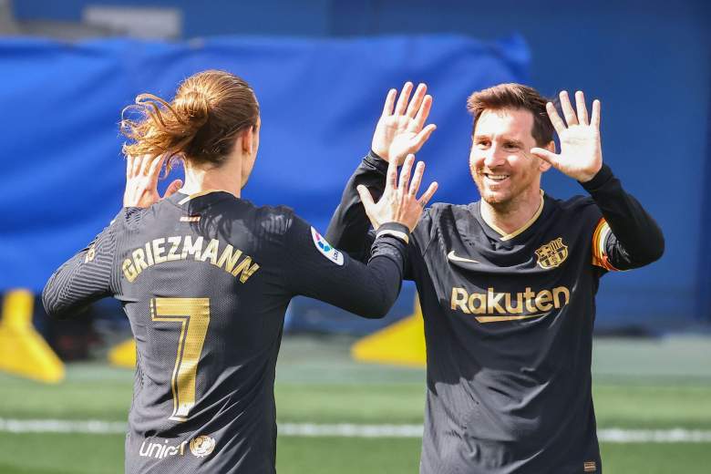 El centrocampista francés del Barcelona Antoine Griezmann (L) celebra con el delantero argentino del Barcelona Lionel Messi tras anotar durante el partido de fútbol de la Liga española entre el Villarreal CF y el FC Barcelona en el estadio La Ceramica de Vila-real el 25 de abril de 2021