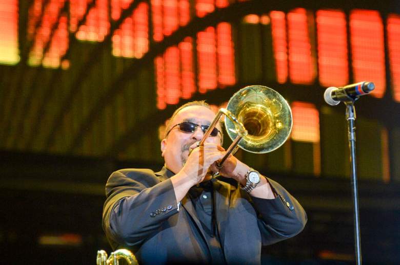 Willie Colon en el escenario del Grand Slam Party Latino en Marlins Park el 5 de diciembre de 2015 en Miami, Florida.