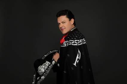 Pedro Fernández conmemora a polémica figura en su día ¿Por qué?