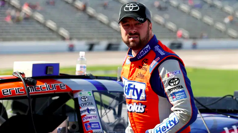 Eric McClure se prepara para una carrera