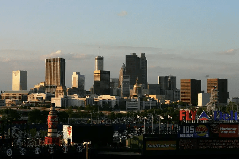 El horizonte de Atlanta se encuentra más allá del Turner Field antes del inicio de los Mets de Nueva York contra los Bravos de Atlanta durante el juego inaugural de la temporada en casa de los Bravos en Turner Field el 6 de abril de 2007 en Atlanta, Georgia.