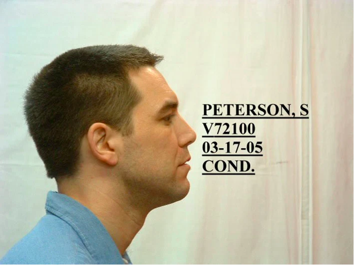 SAN QUENTIN, CA - 17 DE MARZO: En esta imagen proporcionada por el Departamento de Correcciones de California, el asesino convicto Scott Peterson posa para una fotografía policial el 17 de marzo de 2005 en San Quentin, California. El juez Alfred A. Delucchi condenó a muerte a Peterson el 16 de marzo por asesinar a su esposa, Laci Peterson, ya su hijo por nacer. (Foto del Departamento de Correcciones de California a través de Getty Images)