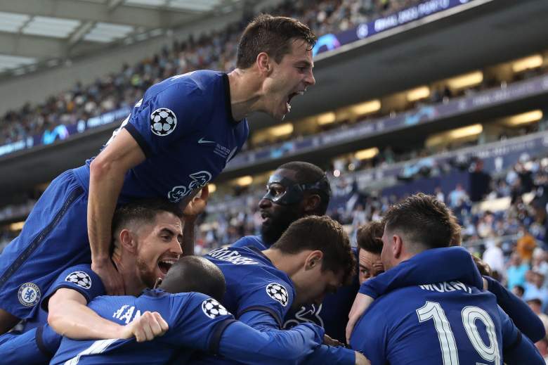 El centrocampista alemán del Chelsea, Kai Havertz (C), es felicitado por sus compañeros de equipo después de marcar un gol durante la final de la UEFA Champions League entre el Manchester City y el Chelsea FC en el estadio Dragao de Oporto el 29 de mayo de 2021