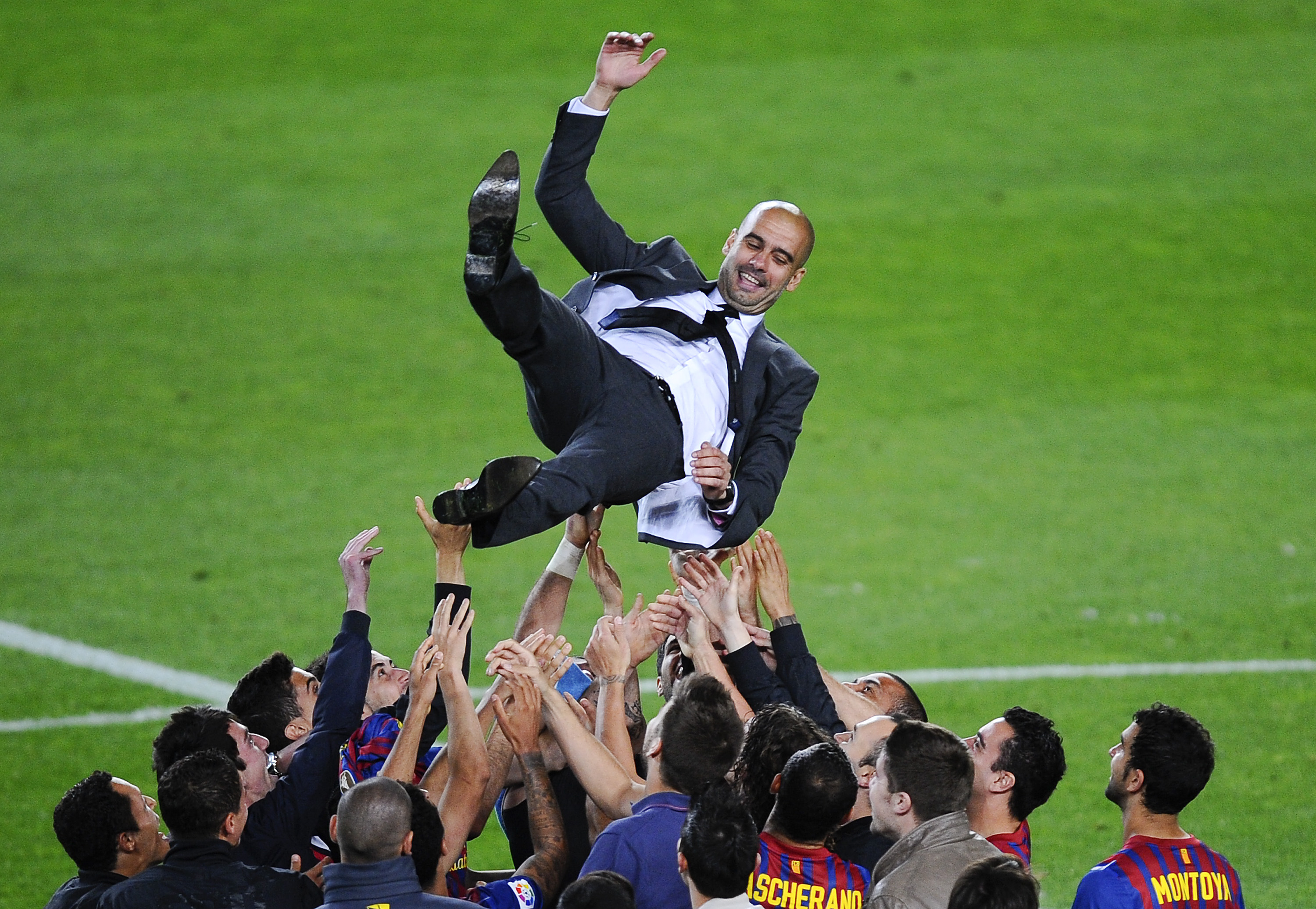 Los jugadores del FC Barcelona lanzan a Josep Guardiola a su entrenador en el aire al final del partido de La Liga entre el FC Barcelona y el RCD Espanyol en el Camp Nou el 5 de mayo de 2012 en Barcelona, España.