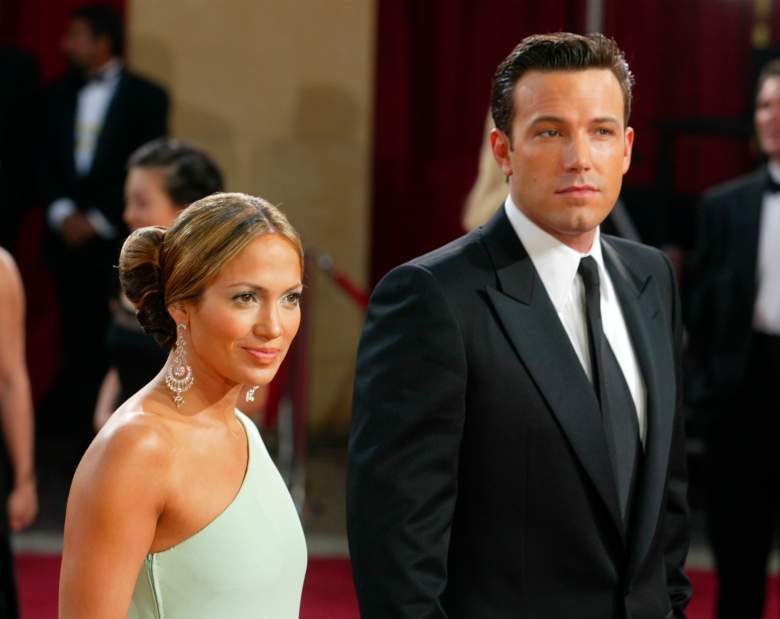 Los actores Ben Affleck y su prometida Jennifer Lopez asisten a la 75a Entrega Anual de los Premios de la Academia en el Kodak Theatre el 23 de marzo de 2003 en Hollywood, California.