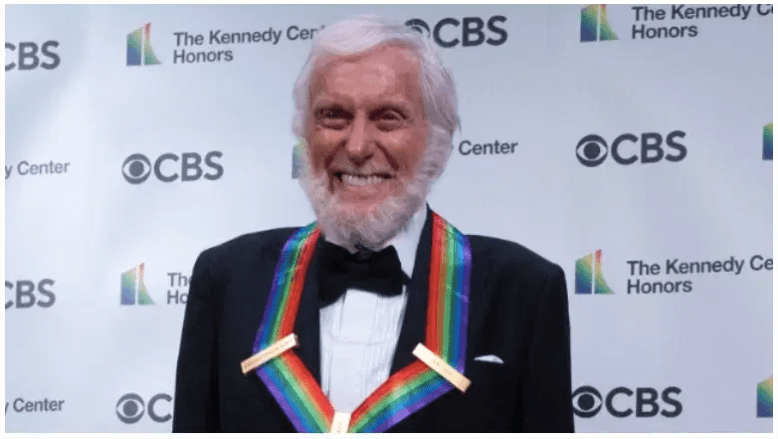 Dick Van Dyke asiste a la 43a edición anual de los Kennedy Center Honors el 21 de mayo de 2021 en Washington, DC.