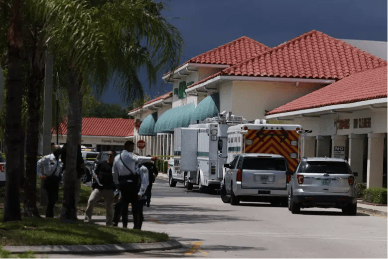 Los oficiales del alguacil del condado de Palm Beach se encuentran afuera de un supermercado Publix donde una mujer, un niño y un hombre fueron encontrados muertos a tiros el 10 de junio de 2021 en Royal Palm Beach, Florida. Los funcionarios encargados de hacer cumplir la ley continúan investigando la escena del crimen en busca de pistas sobre por qué ocurrió el tiroteo.