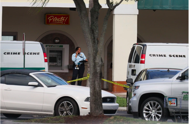 Un oficial se encuentra afuera de un supermercado Publix donde una mujer, un niño y un hombre fueron encontrados muertos a tiros el 10 de junio de 2021 en Royal Palm Beach, Florida. Los funcionarios encargados de hacer cumplir la ley continúan investigando la escena del crimen en busca de pistas sobre por qué ocurrió el tiroteo.