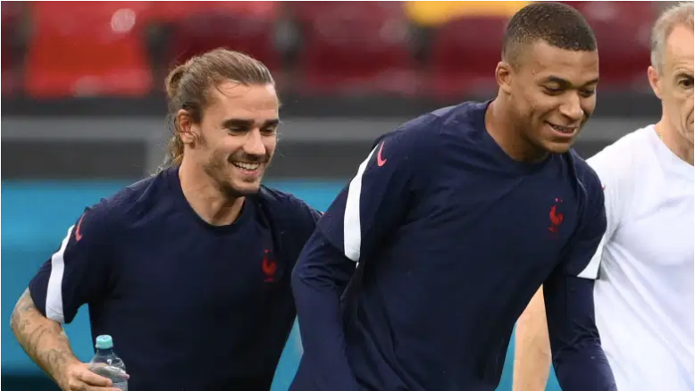 El delantero francés Antoine Griezmann y el delantero francés Kylian Mbappé.