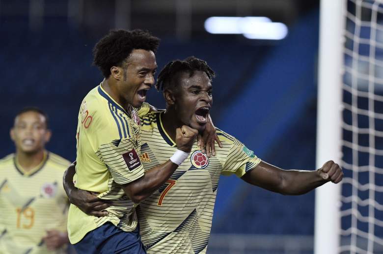 Duván Zapata celebra después de anotar el primer gol de su equipo durante un partido entre Colombia y Venezuela.