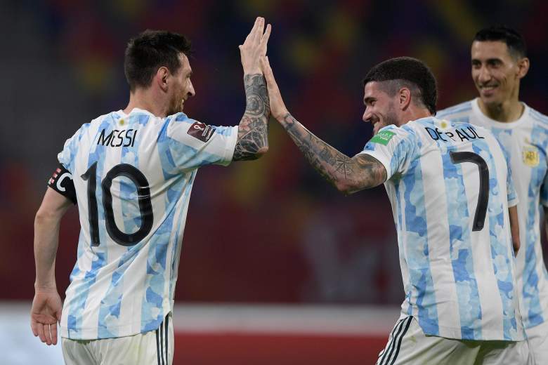 Lionel Messi celebra tras anotar el gol de su equipo con Rodrigo De Paul durante el Argentina y Chile de Clasificatorios Sudamericanos para Qatar 2022 en el Estadio Único Madre de Ciudades en Santiago del Estero, Argentina.