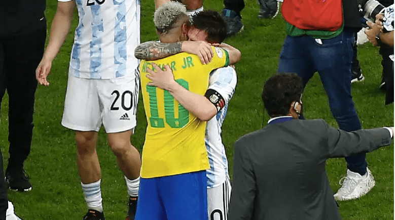 Messi y Neymar se abrazan tras la final de la Copa América