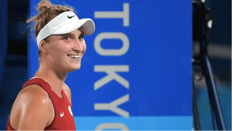 Marketa Vondrousova de la República Checa celebra su victoria sobre Elina Svitolina de Ucrania en su partido de tenis de semifinales individuales femeninos de los Juegos Olímpicos de Tokio 2020 en el Ariake Tennis Park de Tokio el 29 de julio de 2021 (Foto de Tiziana FABI / AFP) (Foto de TIZIANA FABI / AFP a través de Getty). Imágenes)