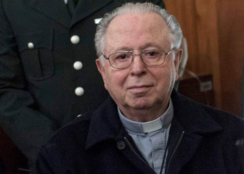 El sacerdote chileno Fernando Karadima comparece ante el tribunal de Santiago el 11 de noviembre de 2015 para testificar en una demanda civil contra la Arquidiócesis de Santiago por presunto encubrimiento de abuso sexual.