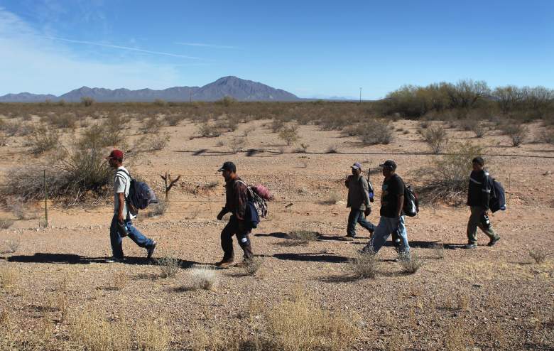 Los inmigrantes mexicanos indocumentados caminan por el desierto de Sonora después de cruzar ilegalmente la frontera entre México y Estados Unidos el 19 de enero de 2011 en la nación Tohono O'odham, Arizona.