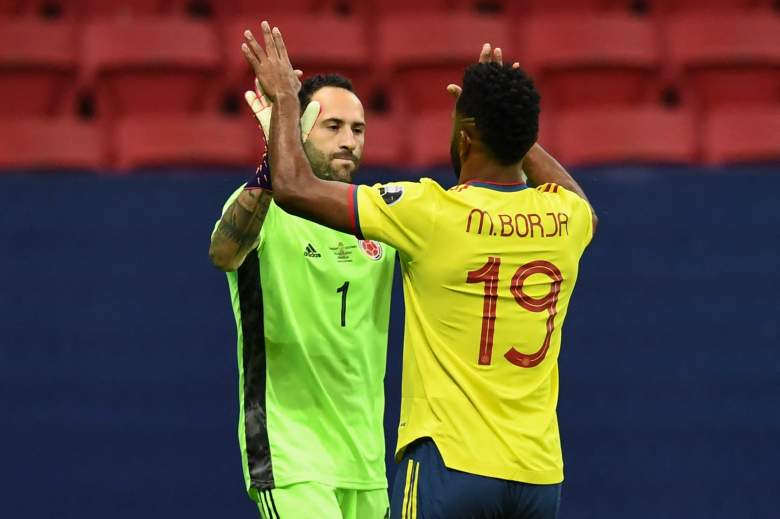 El arquero colombiano David Ospina (izq.) Y el colombiano Miguel Angel Borja celebran luego de derrotar a Uruguay en la tanda de penales de su partido de cuartos de final de la Copa América Conmebol 2021 en el estadio Mane Garrincha de Brasilia, Brasil, el 3 de julio de 2021