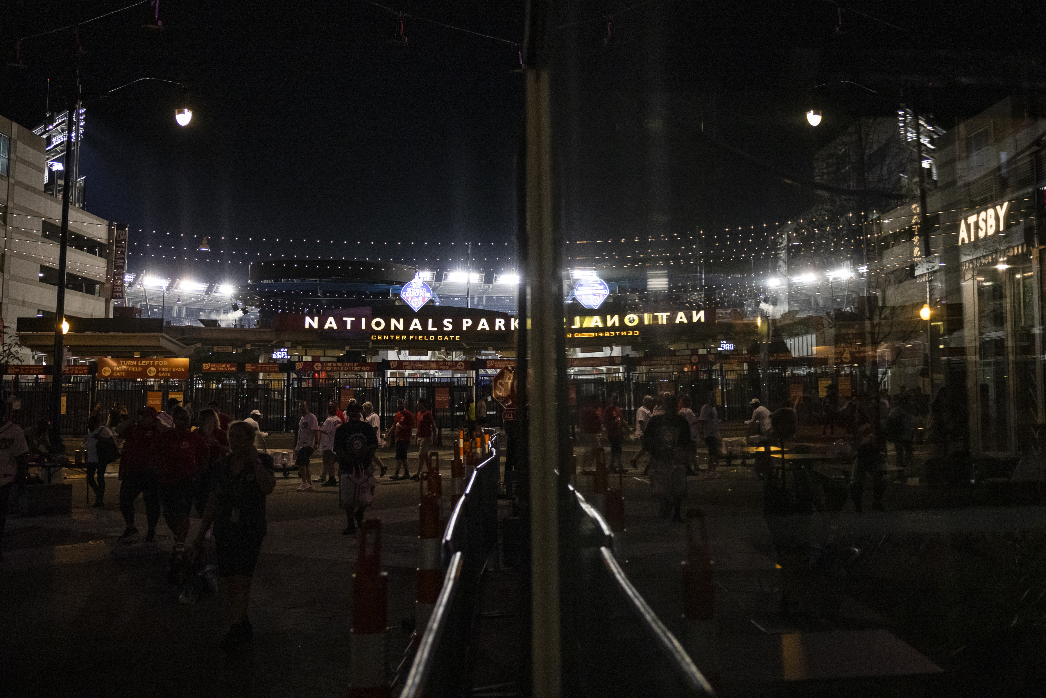 Los fanáticos abandonan el Nationals Park después de un tiroteo afuera de la Puerta de la Tercera Base durante el juego el 17 de julio de 2021 en Washington, DC.