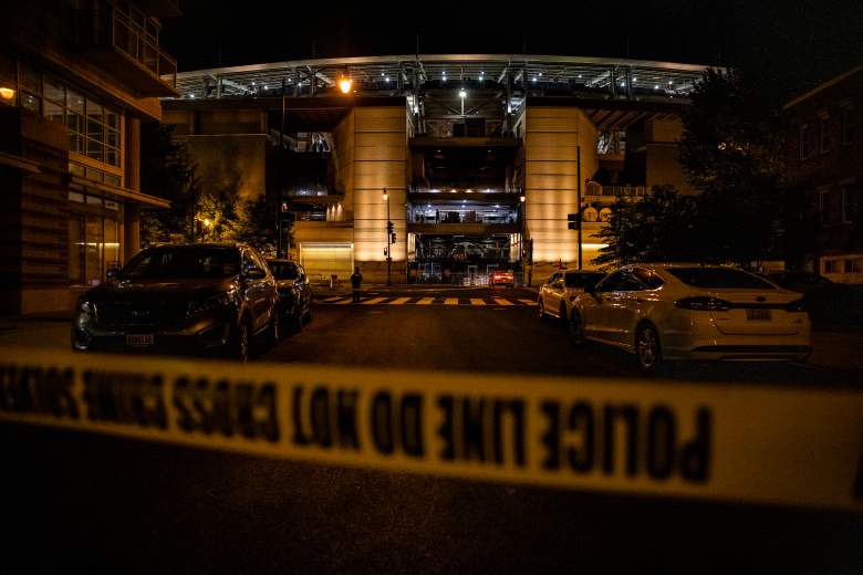 El Departamento de Policía Metropolitana de Washington realiza una investigación en la escena de un tiroteo frente a la Puerta de la Tercera Base del Parque Nacional el 17 de julio de 2021 en Washington, DC.