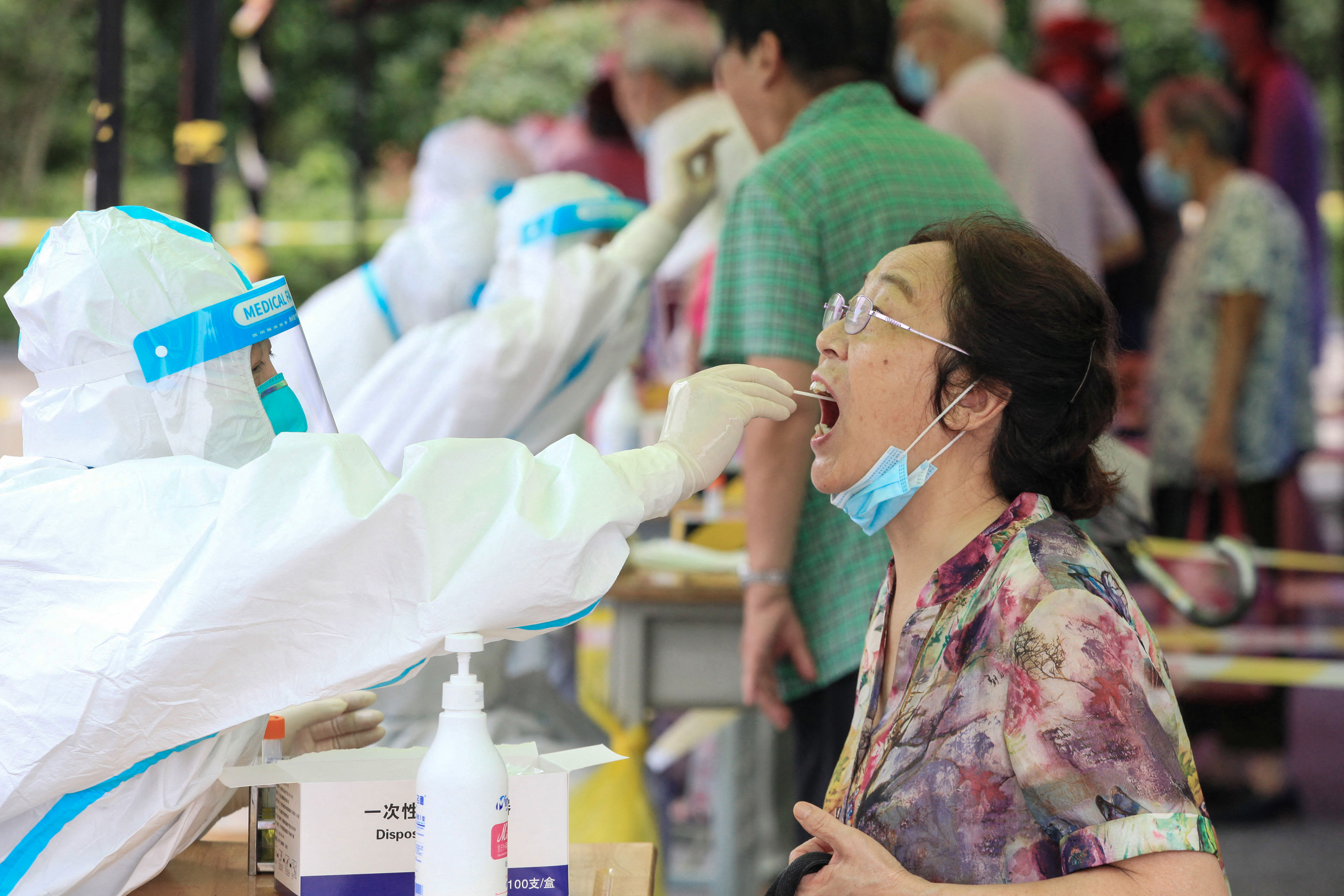 Una mujer recibe una prueba de ácido nucleico para el coronavirus Covid-19 en Nanjing, en la provincia oriental de Jiangsu, el 29 de julio de 2021.