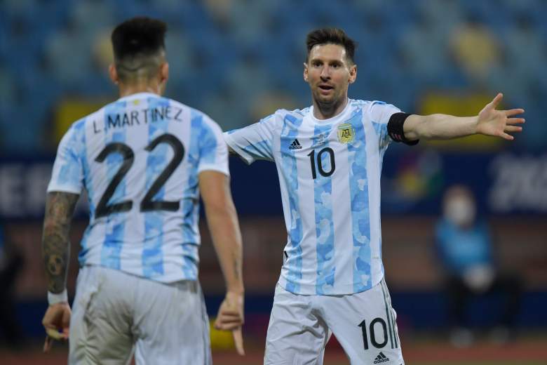 Lautaro Martínez de Argentina celebra con su compañero Lionel Messi después de anotar el segundo gol de su equipo durante un partido de cuartos de final de la Copa América Brasil 2021 entre Argentina y Ecuador en el Estadio Olímpico el 03 de julio de 2021 en Goiania.