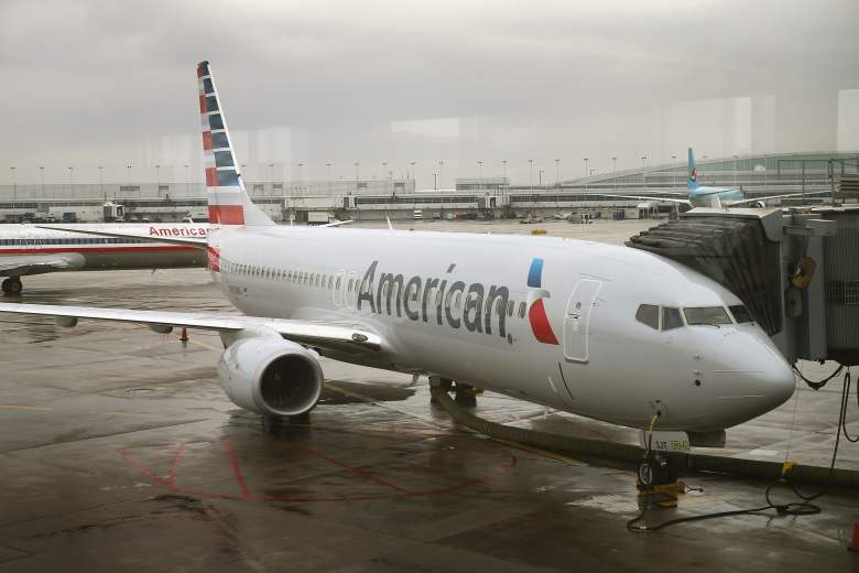 Un nuevo avión 737-800 de American Airlines con un nuevo trabajo de pintura con el nuevo logotipo de la compañía se encuentra en una puerta en el Aeropuerto O'Hare el 29 de enero de 2013 en Chicago, Illinois.