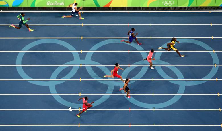 Usain Bolt de Jamaica corre por delante de Aska Cambridge de Japón, Trayvon Bromell de Estados Unidos y Andre De Grasse de Canadá en la final masculina de relevos 4 x 100 m el día 14 de los Juegos Olímpicos de Río 2016 Juegos en el Estadio Olímpico el 19 de agosto de 2016 en Río de Janeiro, Brasil.