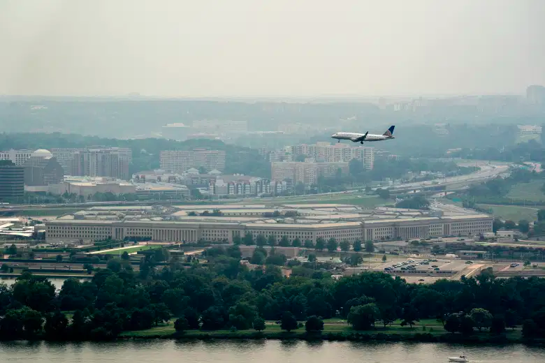 Un avión de United Express sobrevuela el Pentágono el 25 de julio de 2021 en Washington, DC.