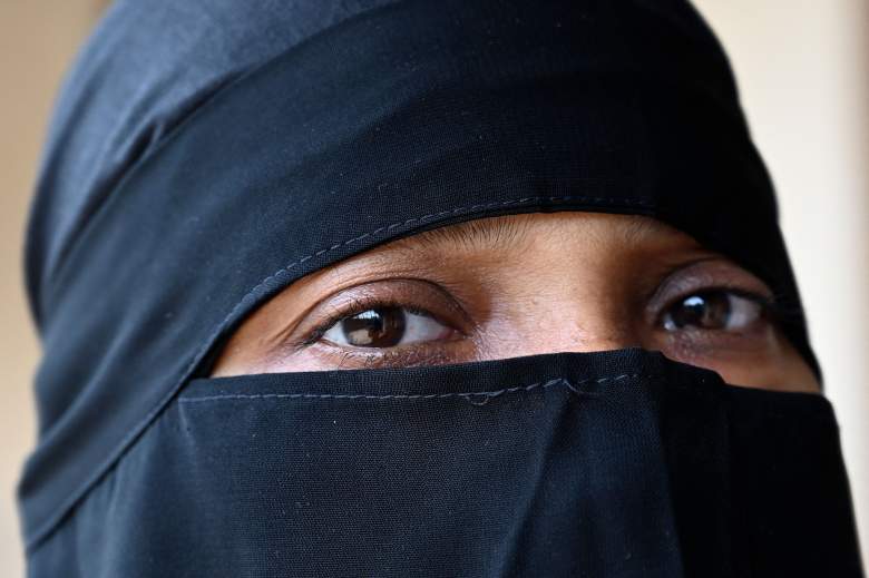 Una mujer musulmana con 'Niqab', un tipo de burka, aparece en su casa de Colombo el 16 de marzo de 2021.