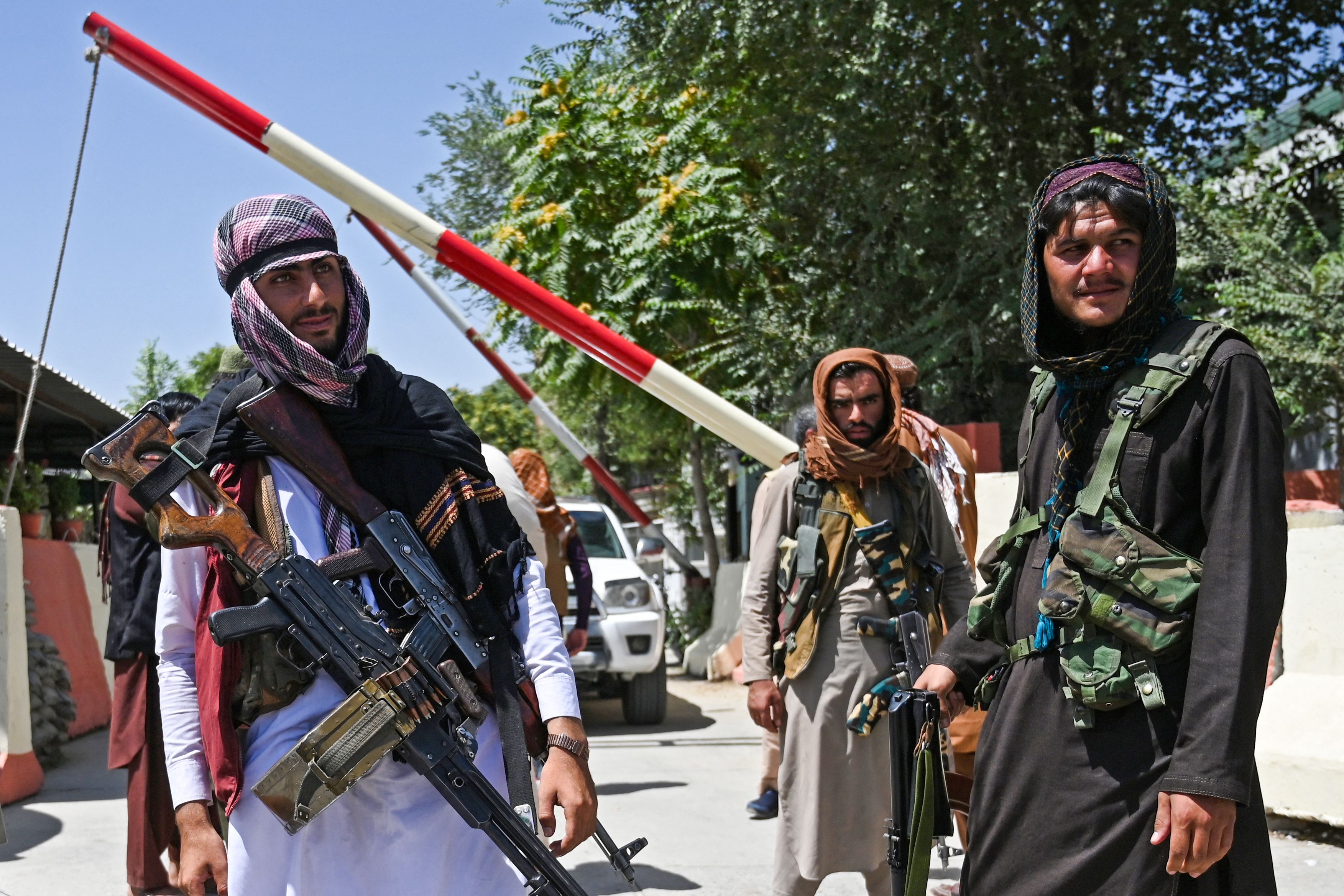 Los combatientes talibanes montan guardia a lo largo de una carretera cerca de la plaza Zanbaq en Kabul el 16 de agosto de 2021, después de un final asombrosamente rápido de la guerra de 20 años de Afganistán, mientras miles de personas asaltaban el aeropuerto de la ciudad tratando de huir de la temida marca de línea dura del grupo.