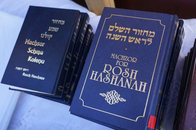 Los libros de oración judíos llamados machzor se encuentran en una mesa en una sinagoga al aire libre para Rosh Hashaná en Chabad Berlín durante la pandemia de coronavirus el 18 de septiembre de 2020 en Berlín, Alemania.