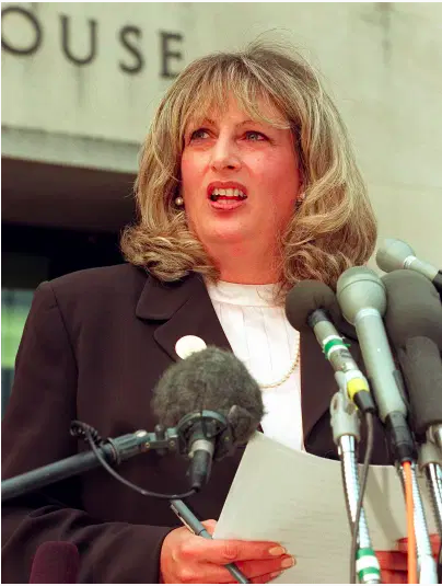 Linda Tripp habla con periodistas fuera del Palacio de Justicia Federal el 29 de julio en Washington, DC, luego de su octavo día de testimonio ante el gran jurado que investiga el caso Monica Lewinsky.