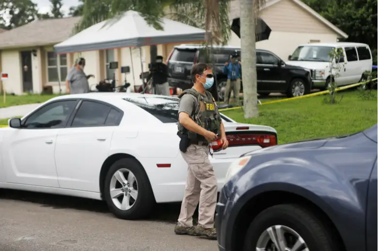 Los agentes del FBI comienzan a quitar pruebas de la casa familiar de Brian Laundrie, quien es una persona de interés después de que su prometida Gabby Petito desapareciera el 20 de septiembre de 2021 en North Port, Florida. Las autoridades de Wyoming encontraron un cuerpo que se ajusta a la descripción de Petito, quien desapareció durante un viaje a campo traviesa con Laundrie.